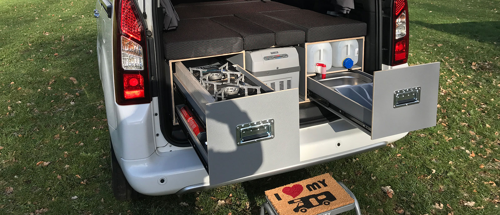 Houden Daarbij Van MICA Camperbox met zit, keuken en bed module! - 3DotZero Automotive BV